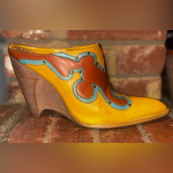 BCBG Vintage Western Pointed Toe Wedge Mules Mustard Turquoise Brown Studded 8.5 - Picture 13 of 16